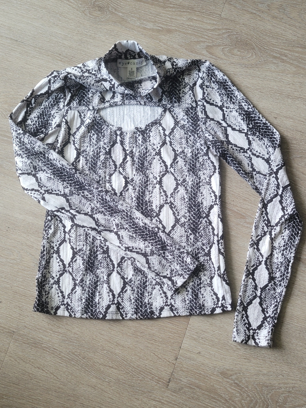 eye candy Black & White Snake-Print Long Sleeve Cutout Top